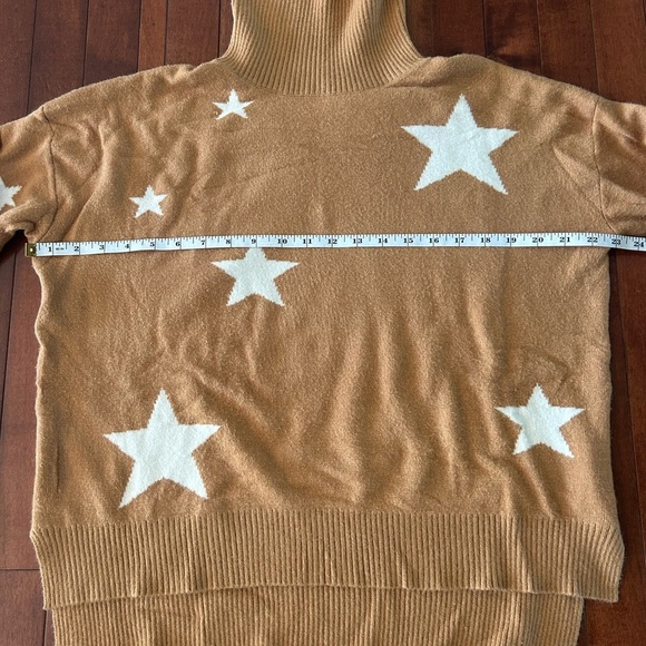 Star Patterned Turtleneck Camel Tan Sweater Size Small - Picture 4 of 6